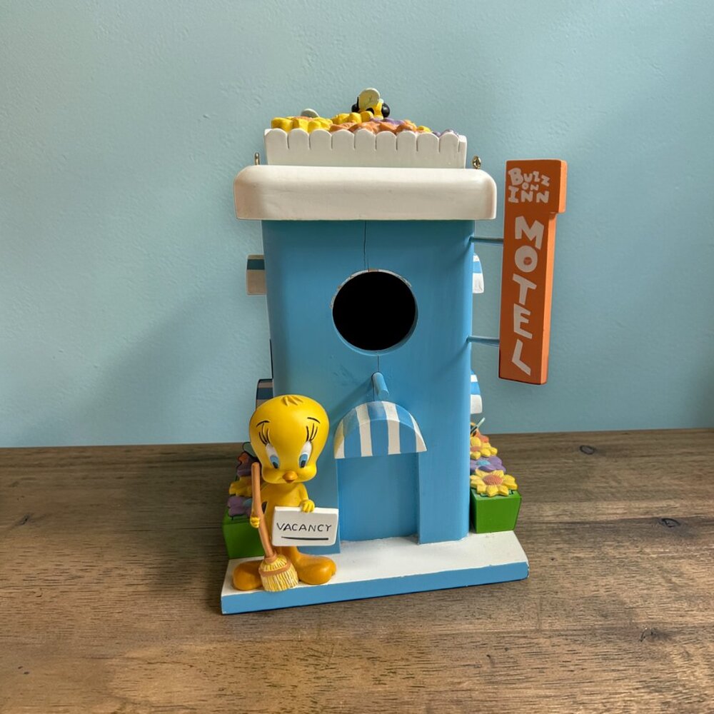 RARE Vintage Tweety Bird Birdhouse- Buzz on Inn Motel- WB Studio Store Exclusive